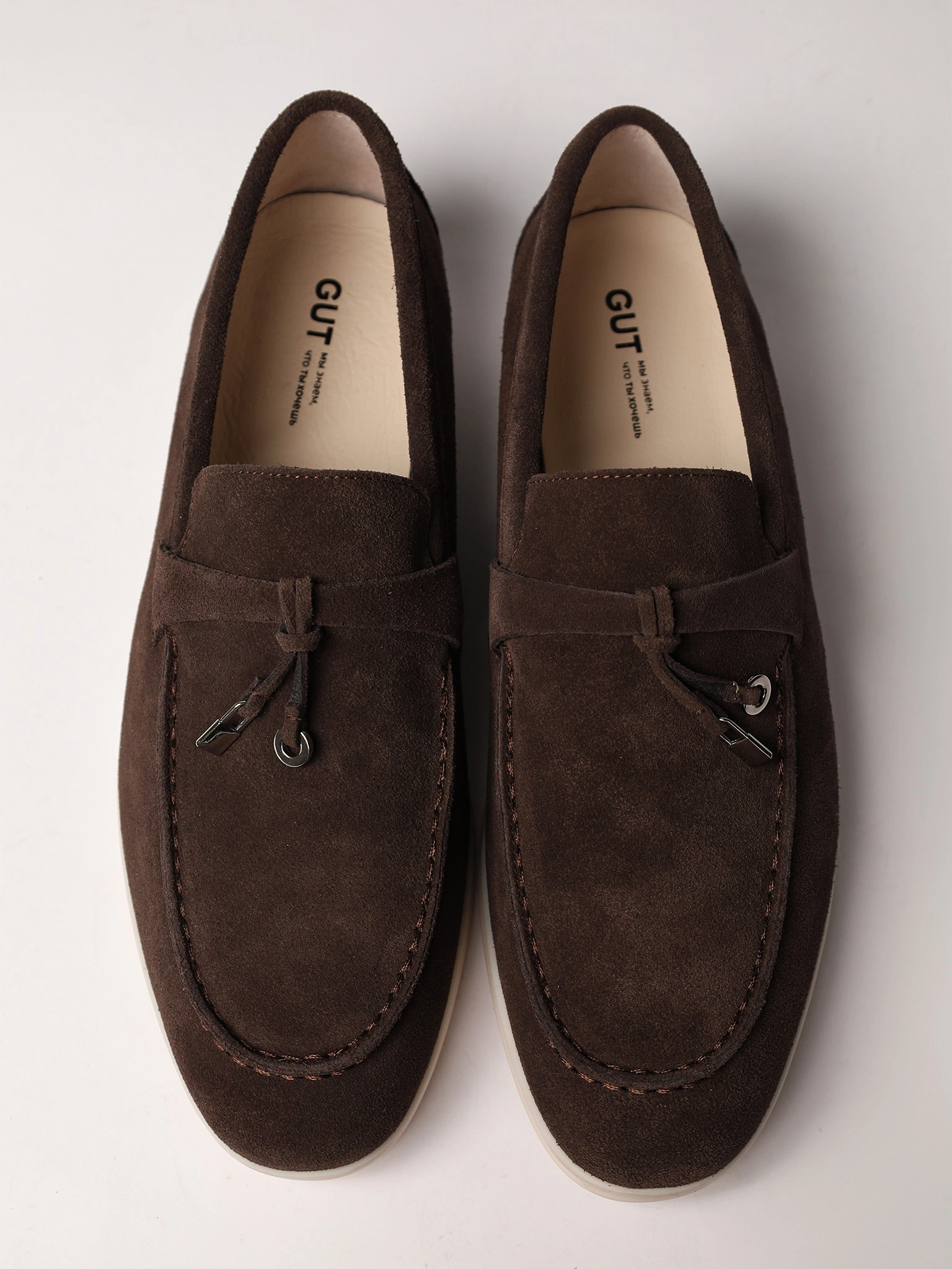 Туфли-лоферы темно-коричневого цвета на низкой подошве